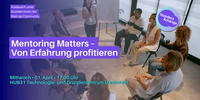 Gruppe von Menschen sitzt im Stuhlkreis in einem hellen Raum mit Flipchart und großen Fenstern