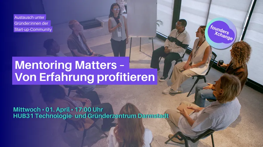 Gruppe von Menschen sitzt im Stuhlkreis in einem hellen Raum mit Flipchart und großen Fenstern