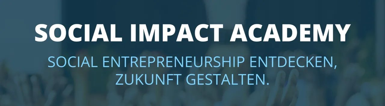 Der Schriftzug 'SOCIAL IMPACT ACADEMY' in weißer Großschrift steht vor einem unscharfen, dunkelblauen Hintergrund. Darunter befindet sich in hellblauer Schrift der Text 'SOCIAL ENTREPRENEURSHIP ENTDECKEN, ZUKUNFT GESTALTEN.'