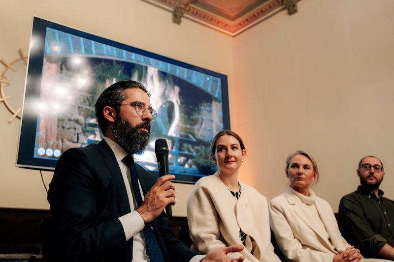 Beim Kamingespräch diskutierten v.l. Staatssekretär Umut Sönmez, die Start-up-Investorinnen Katharina Brück und Julia Krogmann sowie Start-up-Gründer Timur Zorlu.