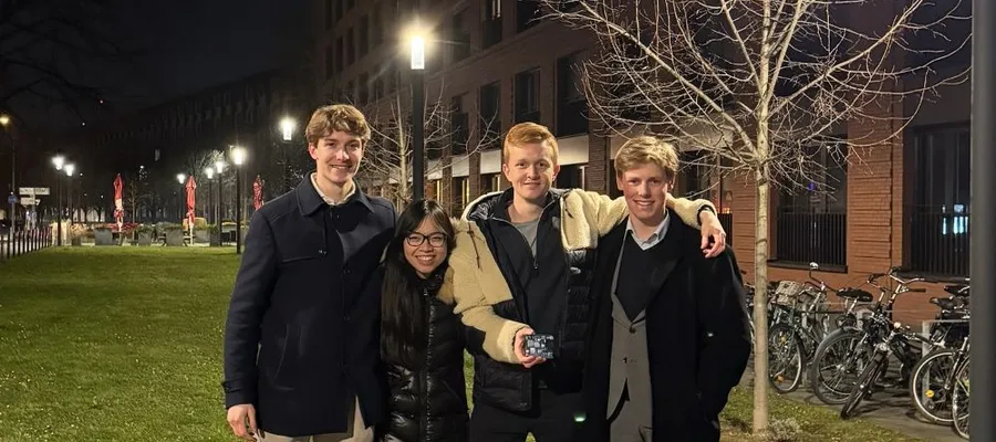 Das Team des Eschborner Start-ups Enviotech mit seinem Nachrüst-Satz für Straßenlaternen.