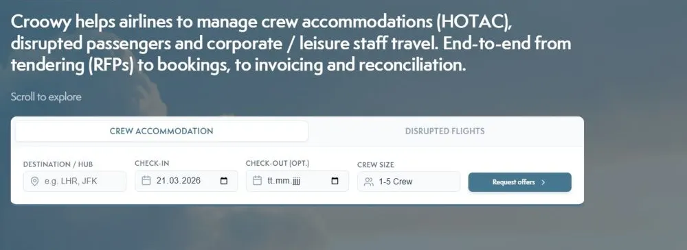 Webseite mit Suchmaske für Crew-Unterkünfte und Flugstörungen, sichtbare Eingabefelder für Zielort, Check-in, Check-out und Crew-Größe sowie Schaltfläche 'Request offers'