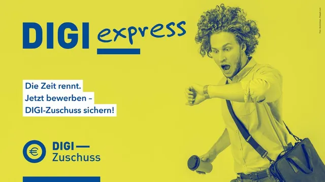 Junger Mann mit lockigem Haar und Umhängetasche zeigt Daumen nach oben vor gelbem Hintergrund mit Text 'DIGI express' und 'Die Zeit rennt. Jetzt bewerben – DIGI-Zuschuss sichern!'