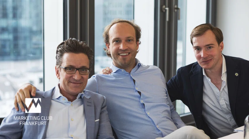 Die-Roastmarket-Gruender-Philip-Mueller-und-Boris-Haefele-zusammen-mit-Co-Geschaeftsfuehrer-Gisbert-Grasses-von-rechts-nach-links-–-©-Dr.-Boris-Haefele.png