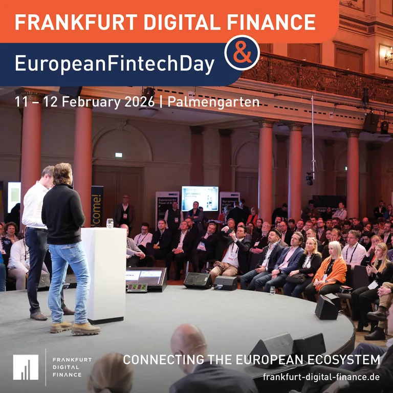 Zwei Männer stehen auf einer Bühne vor einem Publikum in einem großen, historischen Saal mit hohen Säulen und einer Galerie. Über der Szene steht in großen Buchstaben 'FRANKFURT DIGITAL FINANCE' und 'EuropeanFintechDay' mit dem Datum '11 – 12 February.