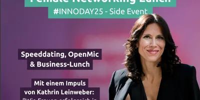Frau mit dunklem Blazer und schwarzem Top hält Tablet, Text zu Female Networking Lunch und Vortrag von Kathrin Leinweber über Erfolg von Frauen in Männderdomänen.
