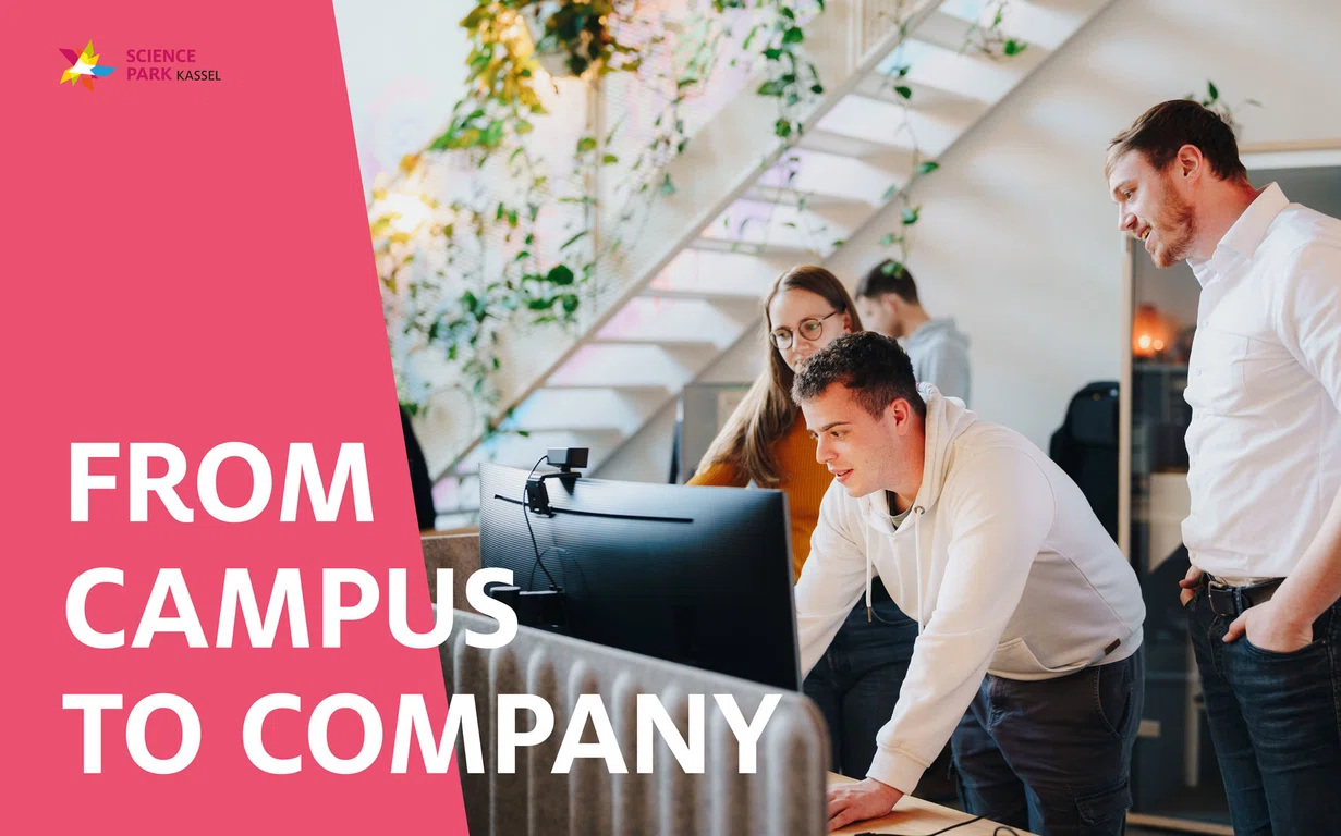 Drei junge Erwachsene arbeiten gemeinsam an einem Computer, Text 'FROM CAMPUS TO COMPANY', Werbung für Start-up Lounge meets Roadshow mit Logos verschiedener Partner aus Hessen