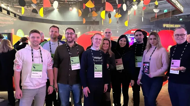 Foto von einer Gruppe von Gründerinnen und Gründern, die mit dem StartHub Hessen auf der SLUSH in Helsinki waren.