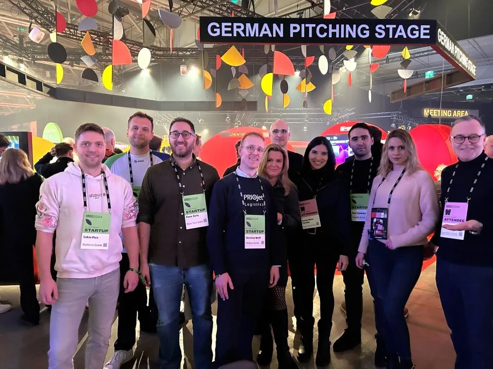 Foto von einer Gruppe von Gründerinnen und Gründern, die mit dem StartHub Hessen auf der SLUSH in Helsinki waren.