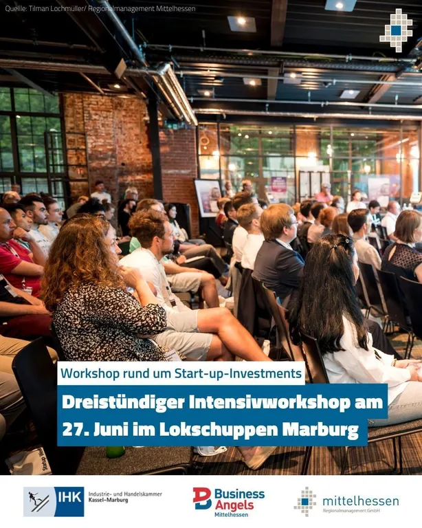 Teilnehmer sitzen in einem Workshopraum mit Backsteinwänden und großen Fenstern, aufmerksam einem Vortrag folgend