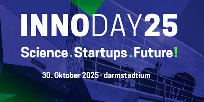 Schriftzug 'INNODAY 25 Science. Startups. Future! 30. Oktober 2025 · darmstadtium' vor moderner Glasfassade mit grünen und blauen Farbverläufen