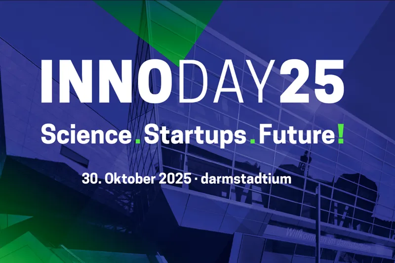 Schriftzug 'INNODAY 25 Science. Startups. Future! 30. Oktober 2025 · darmstadtium' vor moderner Glasfassade mit grünen und blauen Farbverläufen