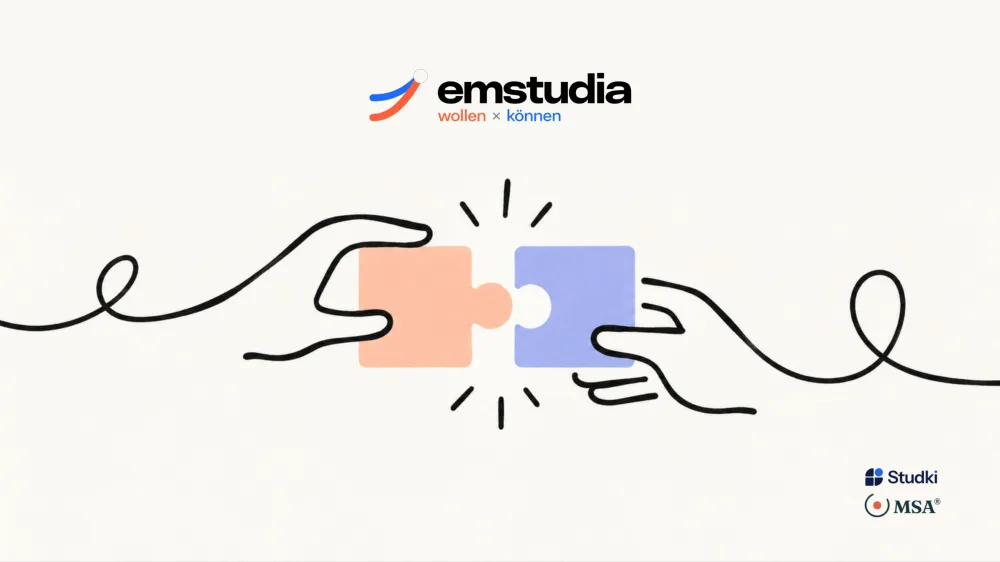 Zwei stilisierte Hände fügen ein orangefarbenes und ein blaues Puzzlestück zusammen, darüber das Logo von emstudia mit dem Text 'wollen × können'