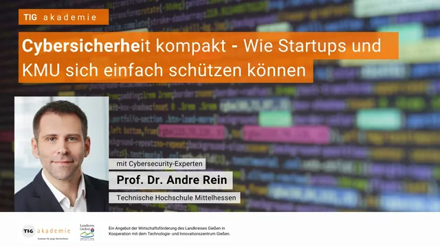 Porträt eines Mannes mit dunklem Sakko vor einem Bildschirm mit Programmiercode, Textbanner mit 'Cybersicherheit kompakt - Wie Startups und KMU sich einfach schützen können', Name 'Prof. Dr. Andre Rein', Technische Hochschule Mittelhessen.