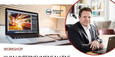Laptop mit Grafikbearbeitungssoftware und Stadtbild auf dem Bildschirm, daneben ein roter Kreis mit dem Text 'mit Referenten Patrick Merke (IHK Kassel Marburg)'. Oben links das Logo 'VGZ Schwalm Eder'.