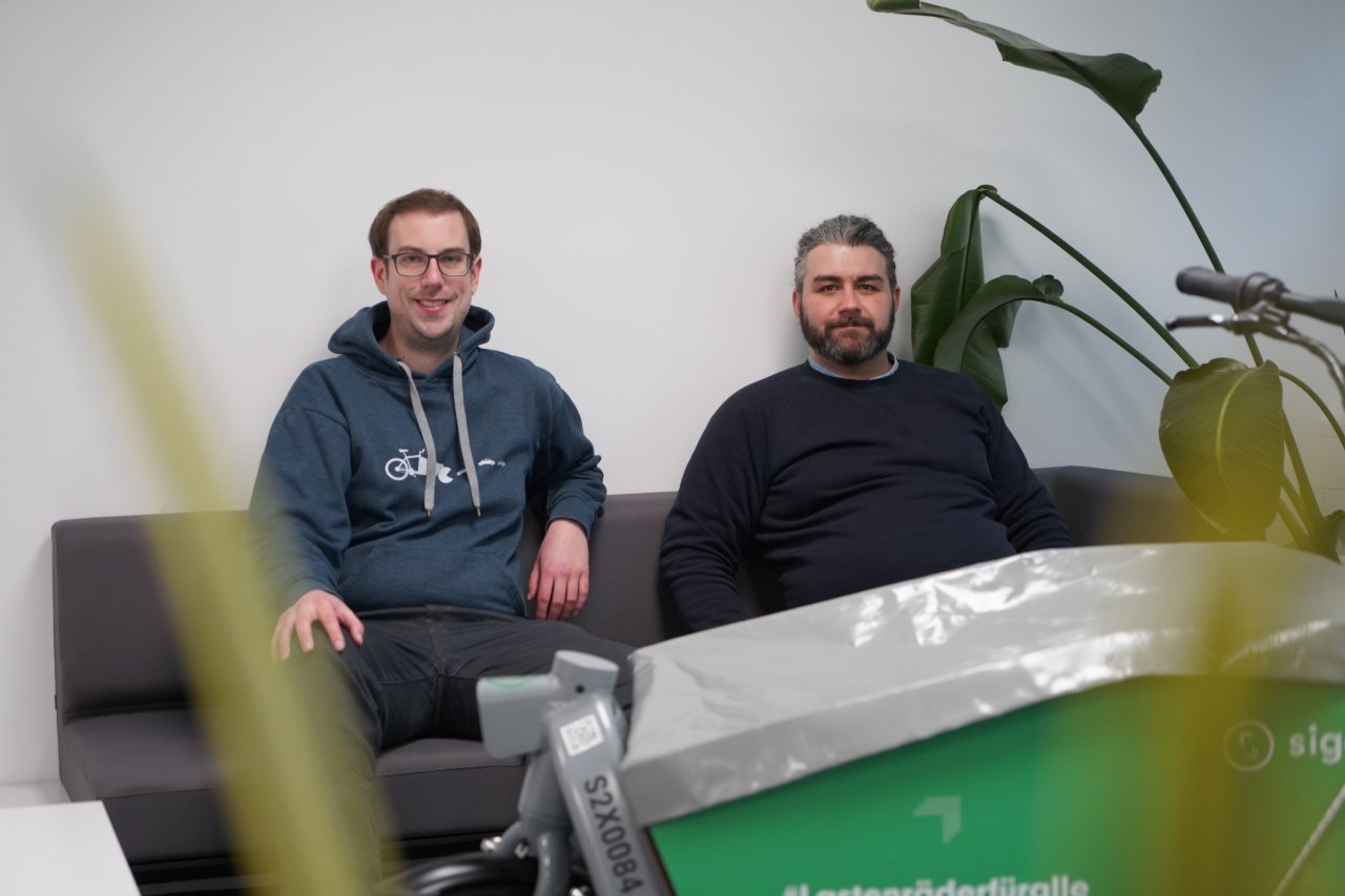 Die Sigo-Gründer Tobias Lochen (l.) und Edin Zekanovic. Bild: StartHub Hessen / HTAI