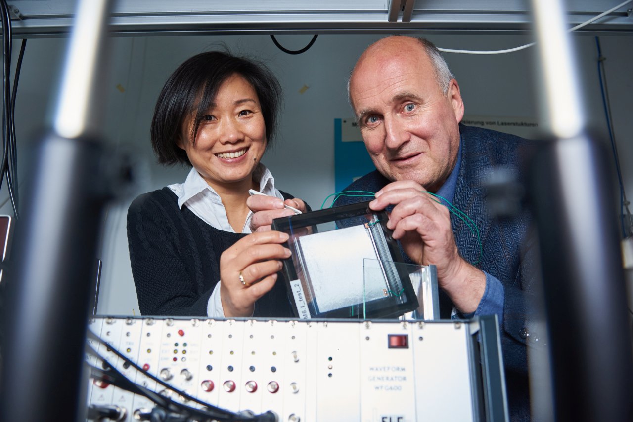 Prof. Dr. Hartmut Hillmer und Guilin Xu, die Gründer von Nanoscale Glasstec. Bild: Stefan Wildhirt / Nanoscale Glasstec