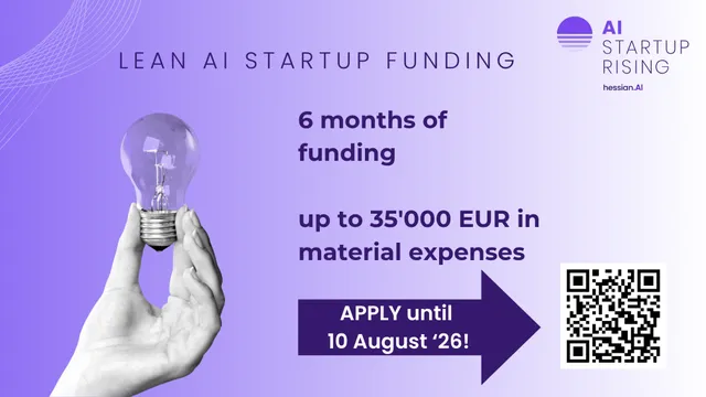 Hand hält Glühbirne vor lila Hintergrund mit Text zu sechs Monaten Finanzierung und bis zu 35.000 EUR Materialkosten sowie QR-Code und Logo von AI Startup Rising