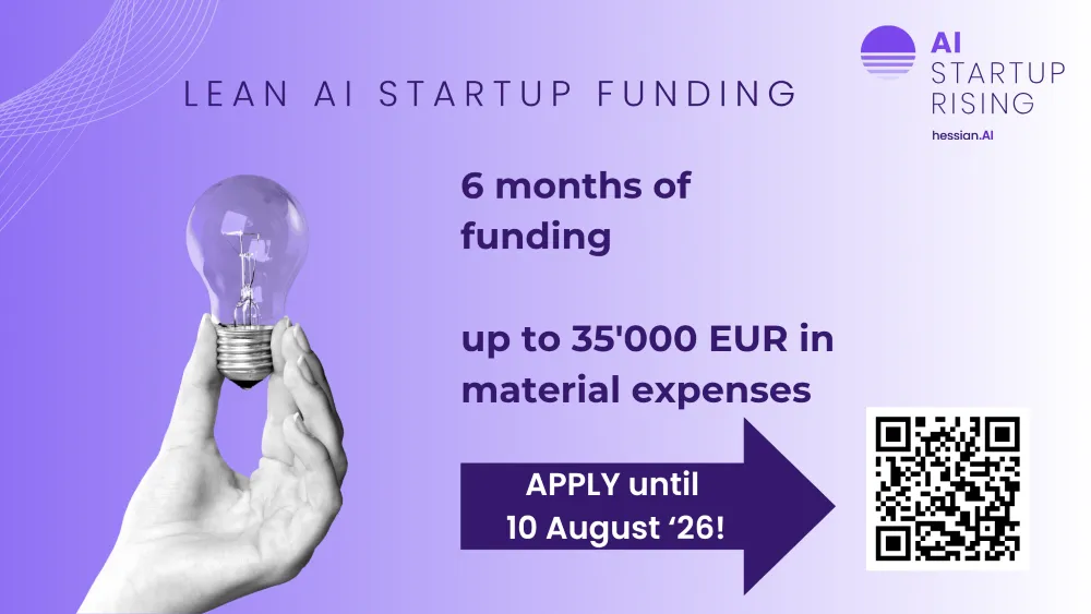 Hand hält Glühbirne vor lila Hintergrund mit Text zu sechs Monaten Finanzierung und bis zu 35.000 EUR Materialkosten sowie QR-Code und Logo von AI Startup Rising