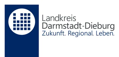 Logo des Landkreises Darmstadt-Dieburg mit blauem Quadrat, weißem Kreis und blauem Rastermuster, daneben Schriftzug 'Landkreis Darmstadt-Dieburg Zukunft. Regional. Leben.'