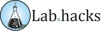 Rundes Logo mit einem Reagenzglas, das schwarze Flüssigkeit mit Blasen enthält, daneben der Schriftzug 'Lab.hacks'