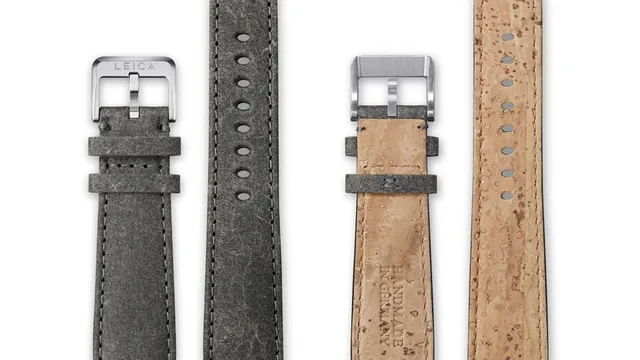 Zwei graue Uhrenarmbänder aus Leder mit silbernen Dornschließen, Rückseiten zeigen pflanzenbasierte Lederstruktur.