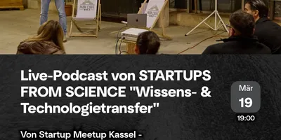 Person steht vor Leinwand mit Präsentation in einem Gewächshaus, Publikum sitzt auf Stühlen und Liegestühlen