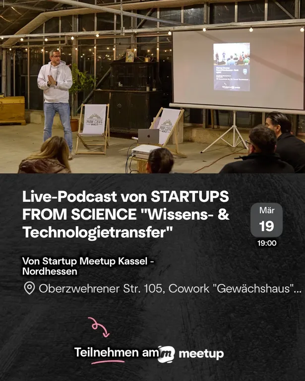 Person steht vor Leinwand mit Präsentation in einem Gewächshaus, Publikum sitzt auf Stühlen und Liegestühlen