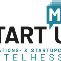 Logo mit dem Schriftzug 'START UP' und den Worten 'INNOVATIONS- & STARTUPCAMPUS MITTELHESSEN' darunter, mit einem blauen Sprechblasen-Element über dem Buchstaben 'I'