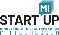 Logo mit dem Schriftzug 'START UP' und den Worten 'INNOVATIONS- & STARTUPCAMPUS MITTELHESSEN' darunter, mit einem blauen Sprechblasen-Element über dem Buchstaben 'I'