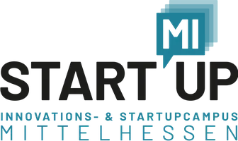 Logo mit dem Schriftzug 'START UP' und den Worten 'INNOVATIONS- & STARTUPCAMPUS MITTELHESSEN' darunter, mit einem blauen Sprechblasen-Element über dem Buchstaben 'I'