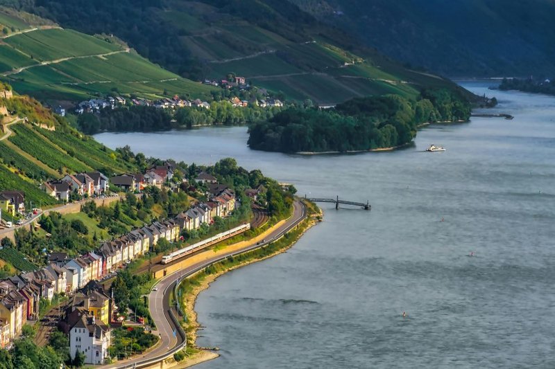 Auch im Rheingau, hier ein Bild der Stadt Lorch, existiert mit der Gründungsfabrik Rheingau eine Anlaufstelle für Start-up-Gründerinnen und -Gründer.