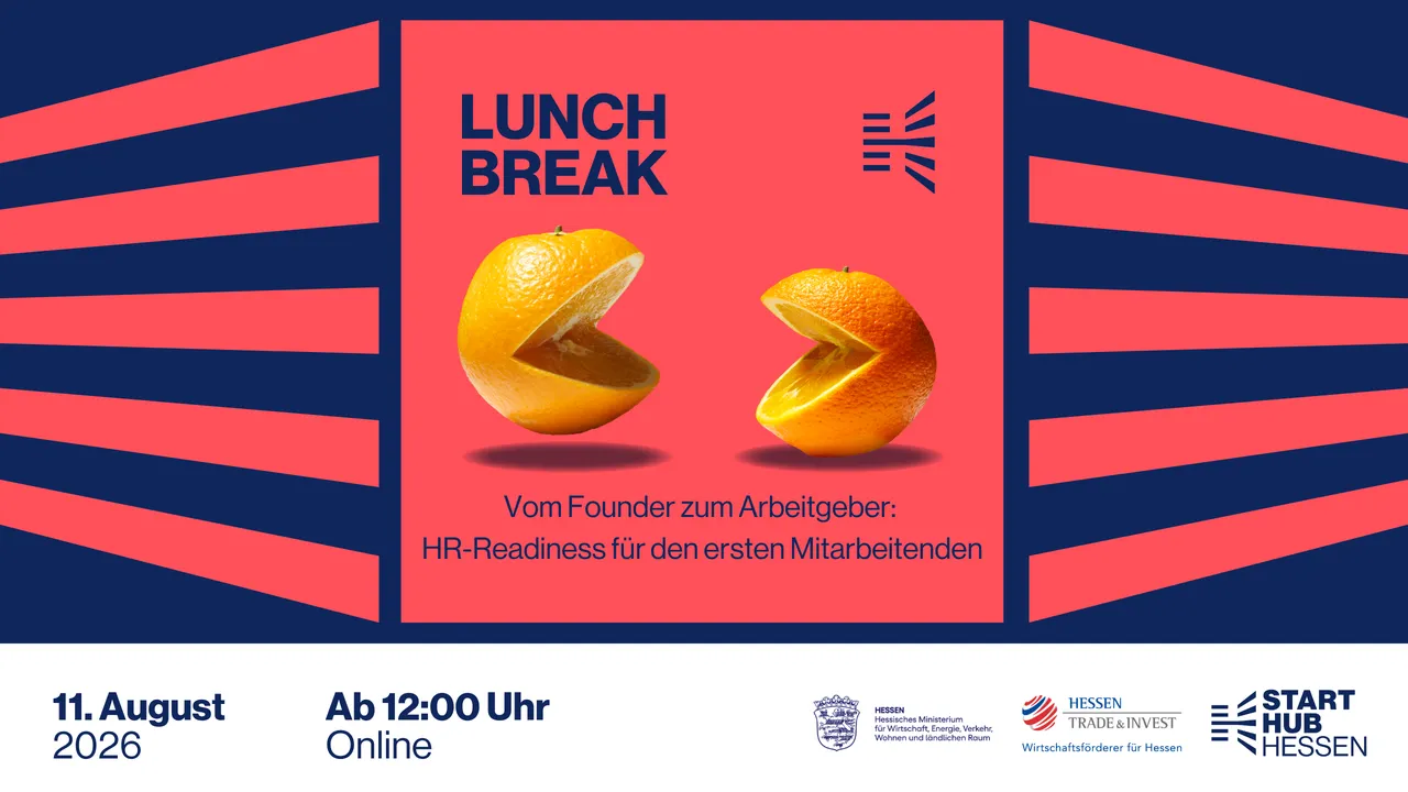 Zwei Orangenschalen, die sich gegenüberstehen und wie sprechende Figuren wirken, vor rotem Hintergrund mit Text 'LUNCH BREAK Vom Founder zum Arbeitgeber: HR-Readiness für den ersten Mitarbeitenden'