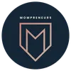 Logo mit dunkelblauem Kreis, darin ein roségoldener Schild mit stilisiertem Buchstaben M und dem Schriftzug 'MOMPRENEURS' darüber.