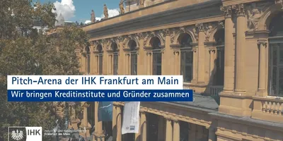 Historisches Gebäude der IHK Frankfurt am Main mit blauen Textfeldern: 'Pitch-Arena der IHK Frankfurt am Main' und 'Wir bringen Kreditinstitute und Gründer zusammen'.