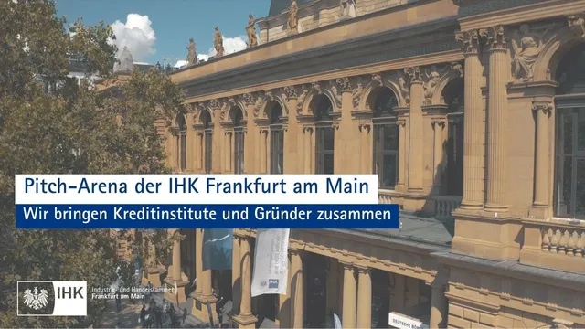 Historisches Gebäude der IHK Frankfurt am Main mit blauen Textfeldern: 'Pitch-Arena der IHK Frankfurt am Main' und 'Wir bringen Kreditinstitute und Gründer zusammen'.