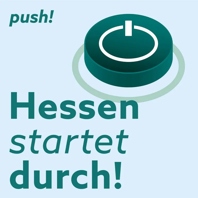 Dunkelgrüner runder Knopf mit weißem Ein-/Aus-Symbol und Text 'push! Hessen startet durch!' auf hellblauem Hintergrund.