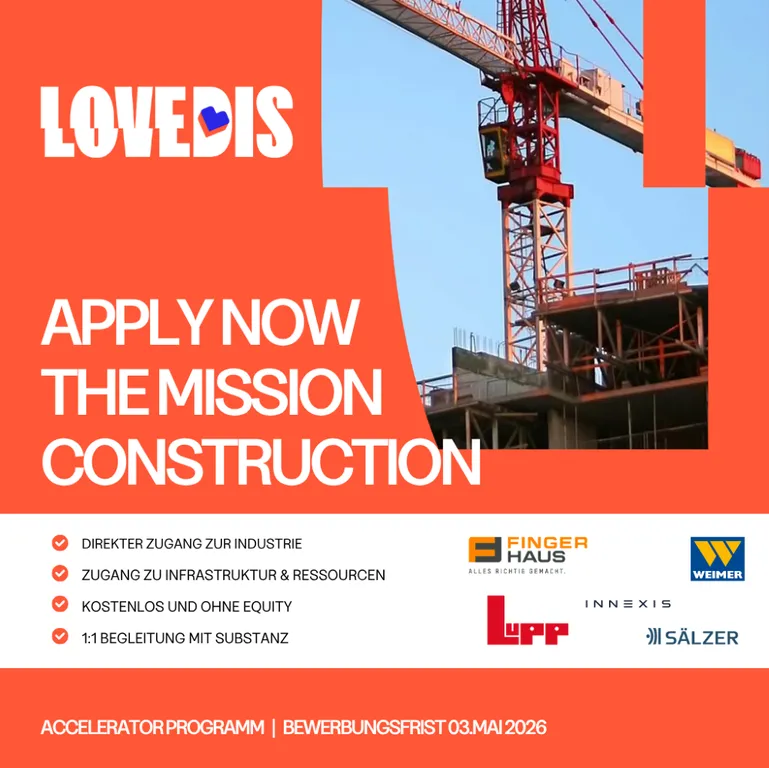 Plakat mit oranger Hintergrundfarbe, weißer Schrift und Bild eines Baukrans über einer Baustelle, Text mit Aufruf zur Bewerbung für ein Bauprojekt, Logos von Finger Haus, Weimer, Lupp, Innexis und Sälzer am unteren Rand