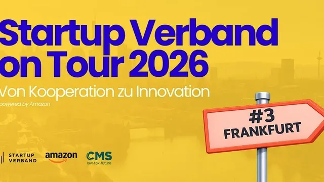 Gelbes Plakat mit blauem Text 'Startup Verband on Tour 2026 Von Kooperation zu Innovation' und einem roten Wegweiser mit der Aufschrift '#3 FRANKFURT' vor einer verschwommenen Stadtsilhouette.