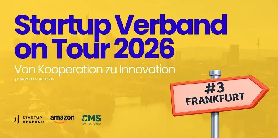 Gelbes Plakat mit blauem Text 'Startup Verband on Tour 2026 Von Kooperation zu Innovation' und einem roten Wegweiser mit der Aufschrift '#3 FRANKFURT' vor einer verschwommenen Stadtsilhouette.