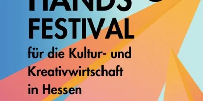 Plakat mit dem Text 'HANDS ON FESTIVAL für die Kultur- und Kreativwirtschaft in Hessen KASSEL > 12. & 13.6.26 NACHRICHTENMEISTEREI' vor farbigen, spitz zulaufenden geometrischen Formen auf hellblauem Hintergrund