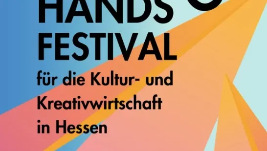 Plakat mit dem Text 'HANDS ON FESTIVAL für die Kultur- und Kreativwirtschaft in Hessen KASSEL > 12. & 13.6.26 NACHRICHTENMEISTEREI' vor farbigen, spitz zulaufenden geometrischen Formen auf hellblauem Hintergrund