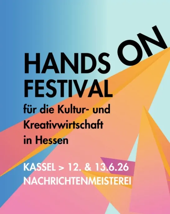 Plakat mit dem Text 'HANDS ON FESTIVAL für die Kultur- und Kreativwirtschaft in Hessen KASSEL > 12. & 13.6.26 NACHRICHTENMEISTEREI' vor farbigen, spitz zulaufenden geometrischen Formen auf hellblauem Hintergrund
