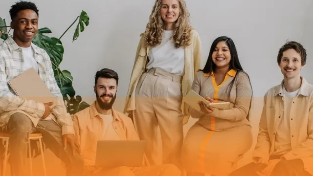 Fünf Personen unterschiedlicher Herkunft in lässiger Kleidung vor einem hellen Hintergrund mit Text zu einem Förderaufruf für von Frauen geführte DeepTech-Startups und Logos von Hessen Trade & Invest sowie der EU