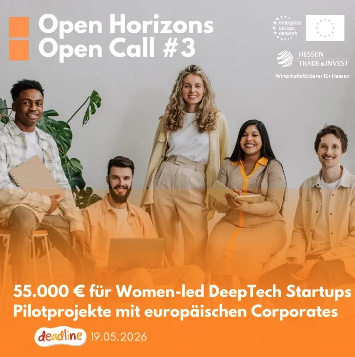 Fünf Personen unterschiedlicher Herkunft in lässiger Kleidung vor einem hellen Hintergrund mit Text zu einem Förderaufruf für von Frauen geführte DeepTech-Startups und Logos von Hessen Trade & Invest sowie der EU