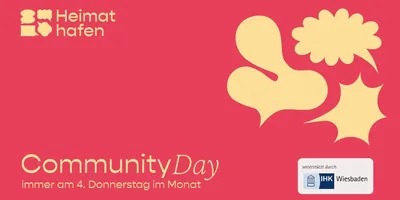 Rotes Plakat mit dem Text 'Community Day immer am 4. Donnerstag im Monat' und dem Logo von Heimat Hafen sowie einem Unterstützerhinweis der IHK Wiesbaden