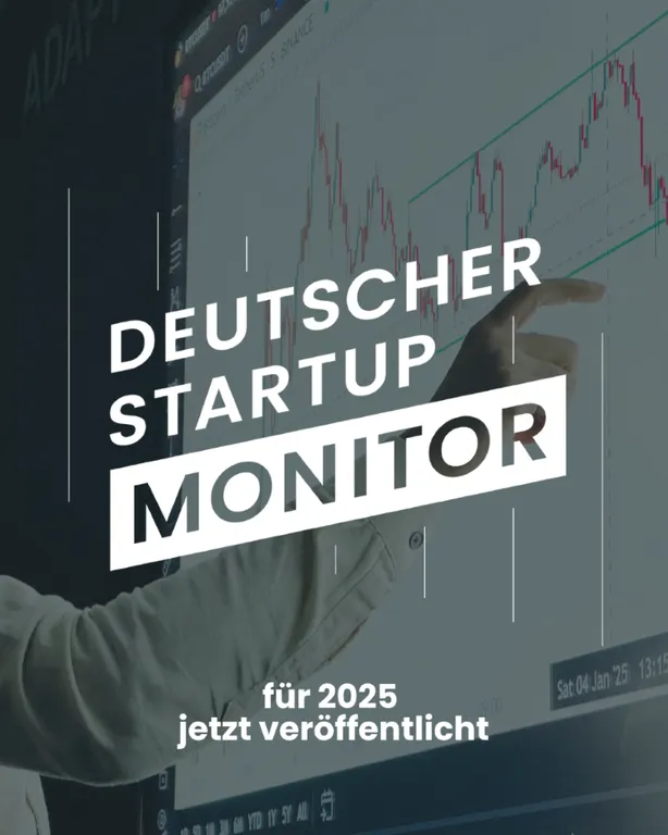 Hand zeigt auf Bildschirm mit Kursdiagramm, darüber Text 'DEUTSCHER STARTUP MONITOR', darunter 'für 2025 jetzt veröffentlicht'