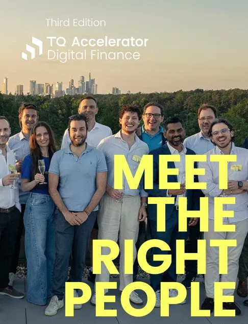 Gruppe von Menschen steht vor einer Stadtlandschaft mit Hochhäusern im Hintergrund und trägt lässige Kleidung