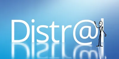 Blauer Hintergrund mit weißer Schrift 'Distr@' und einer Strichmännchenfigur, die das '@' berührt, darunter eine Spiegelung des Schriftzugs