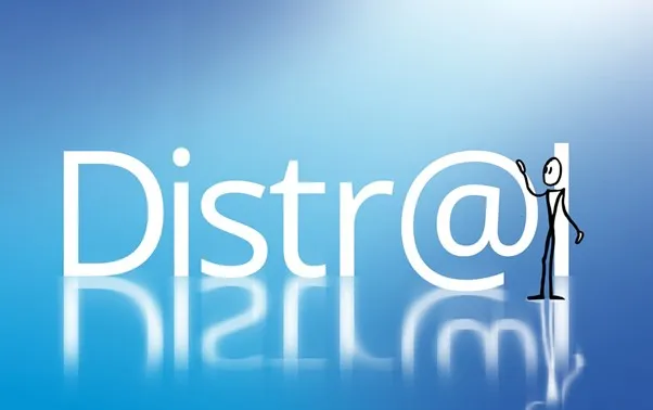 Blauer Hintergrund mit weißer Schrift 'Distr@' und einer Strichmännchenfigur, die das '@' berührt, darunter eine Spiegelung des Schriftzugs